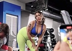Thick MILF gets laid by the gym and tries to swallow